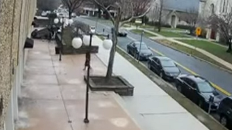Nada sucede en este video, salvo por una mujer que 'cae del cielo' con su coche