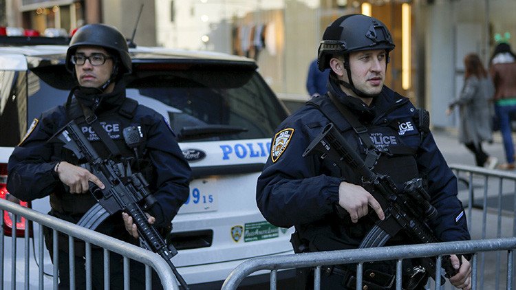 Video: Policías en Nueva York meten a un hombre vivo en... ¿una bolsa para transportar cadáveres?