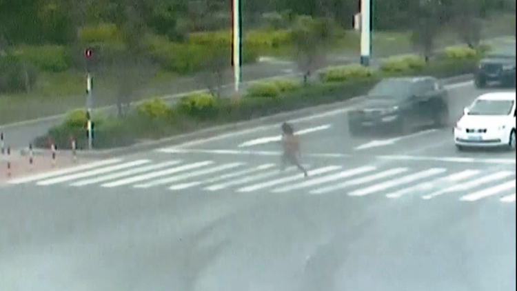 Una mujer es atropellada por dos autos al intentar cruzar con luz roja