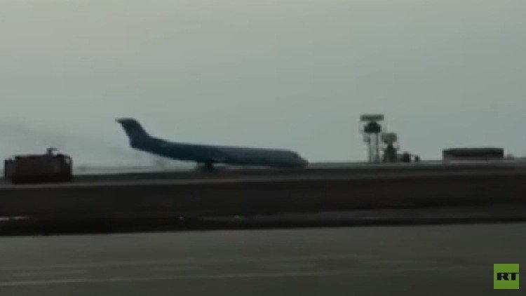 Video: Un avión realiza un aterrizaje forzoso sin tren de aterrizaje frontal