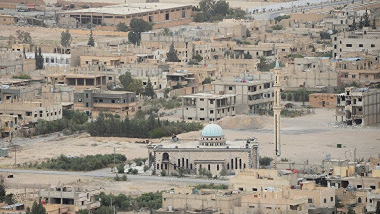 Izan la bandera de Siria en el centro y recinto histórico de Palmira