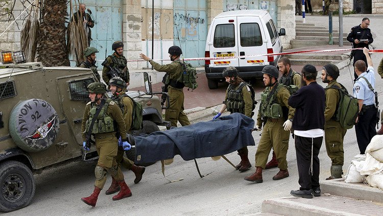 Video: Soldado israelí saluda a un activista de extrema derecha tras ejecutar a un palestino herido
