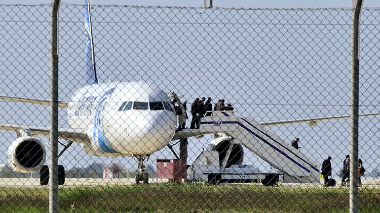 PRIMERAS IMÁGENES: Los pasajeros abandonan el Airbus A320 de EgyptAir secuestrado (video, fotos)