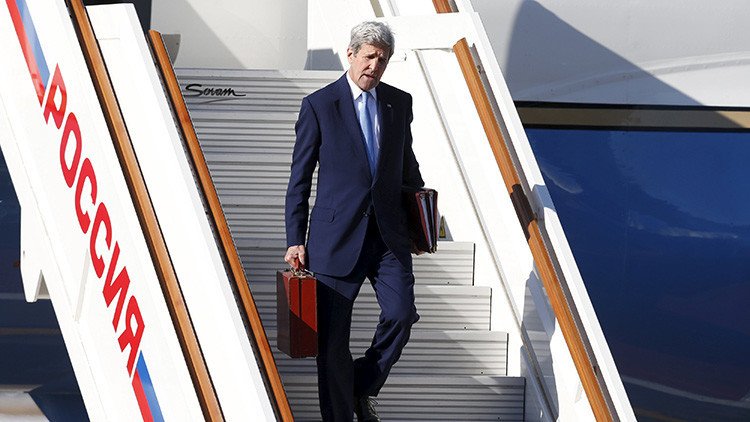 Revelan qué había dentro del enigmático maletín de John Kerry durante su visita a Moscú