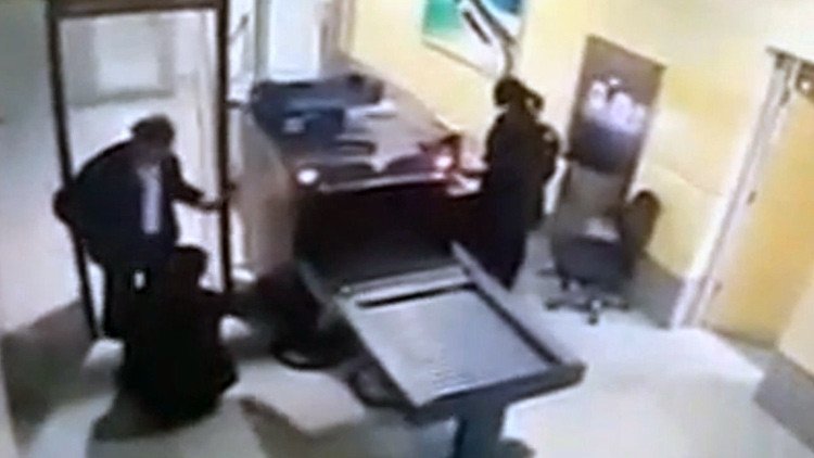 Video: Así revisaron al secuestrador del avión de EgyptAir en el aeropuerto