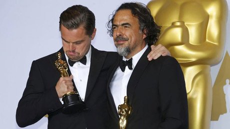 ¿Tanto esperar para esto? Leonardo DiCaprio se olvida su Oscar en un restaurante