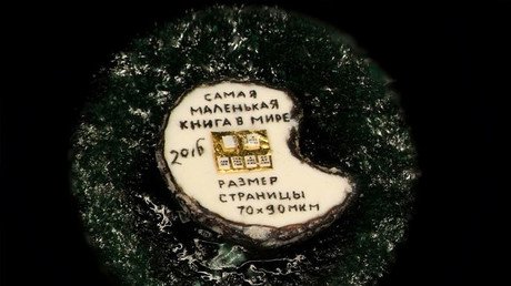 Un artesano de Siberia fabrica el libro más pequeño del mundo
