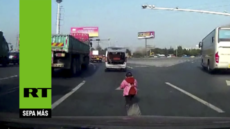 China: Un niño se cae del auto y los familiares ni se dan cuenta y lo dejan en la carretera
