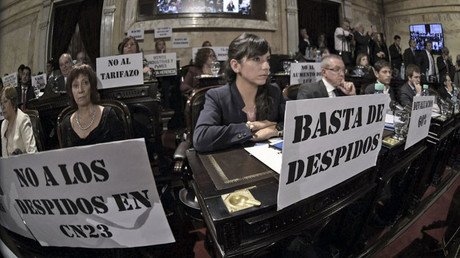 Una presentadora argentina llora en directo por la ola de despidos que vive su cadena (VIDEO)