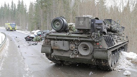 Colisión desigual: Un tanque de la OTAN choca contra un coche en Noruega