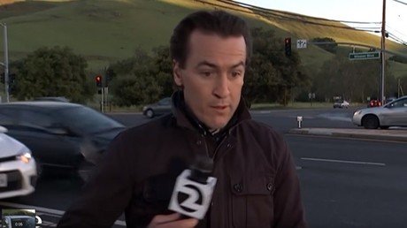 Un coche casi atropella a un reportero durante un directo