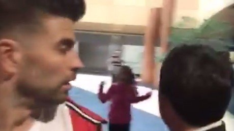 Piqué sufre la 'entrada' de una fan en plena transmisión por Periscope
