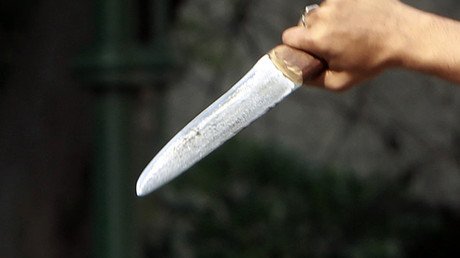 El matrimonio no es un camino de rosas: Una mujer apuñala a su marido por no traerle flores
