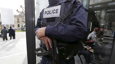 Un hombre amenaza con detonar una bomba en su casa