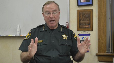 Un sheriff amenaza con encarcelar al "canalla" de Tim Cook si Apple se negase a cooperar