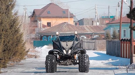 Video: Un monstruoso batimóvil se pasea por las calles de Rusia