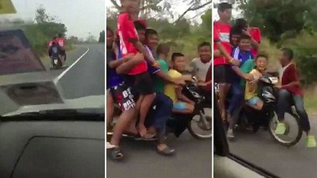 ¿'Bus' escolar tailandés? Cuántos niños cabrán en esta moto