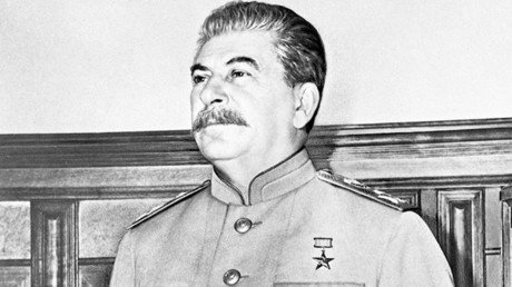 Las provocadoras imágenes de la nieta de Stalin traen cola en Twitter (FOTOS)