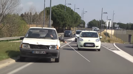 Broma para altruistas: Se hace pasar por ciego y la gente reacciona así
