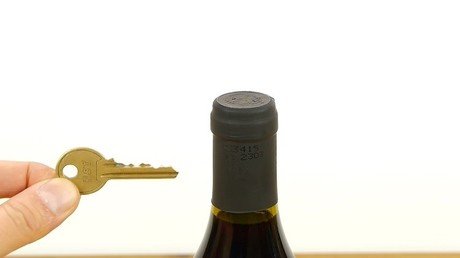 En caso de 'emergencia': cómo abrir una botella de vino con una llave
