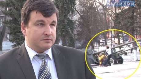 Video: Varias personas resbalan mientras un regidor municipal alaba la urbanización de la ciudad