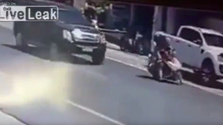 La rápida reacción de un hombre salva a una mujer de morir atropellada