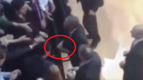 ¿Por qué Obama se quitó el anillo para saludar a jóvenes argentinos?