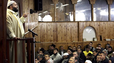 Dinamarca sopesa deportar clérigos islamistas radicales