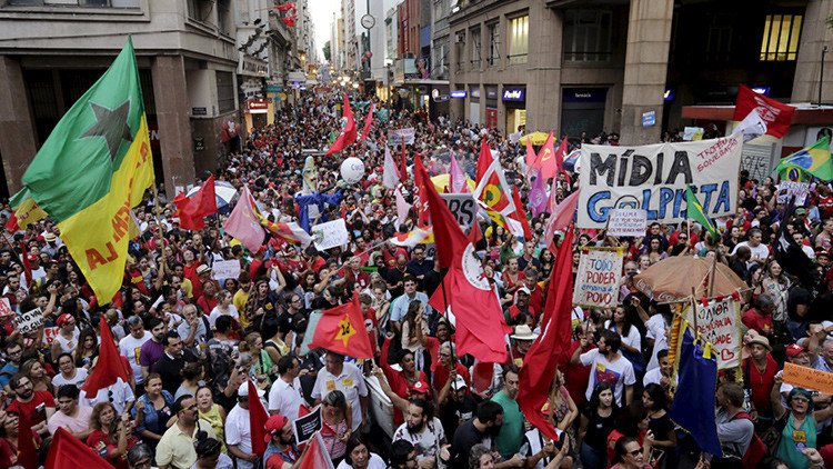 "¡No al golpe de Estado!": Los brasileños toman las calles para apoyar al Gobierno de Rousseff