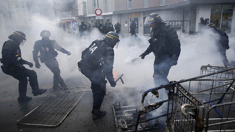 Enfrentamientos y gases lacrimógenos: Manifestantes chocan con la Policía en París