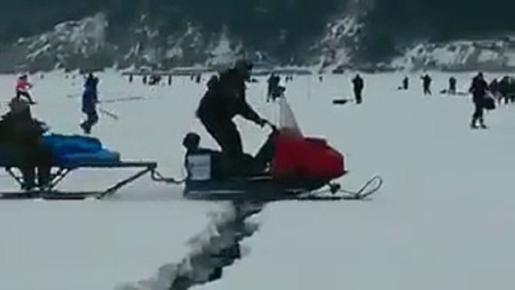 ‘El día de mañana’ a la rusa: pescadores huyen a la carrera al agrietarse un lago congelado