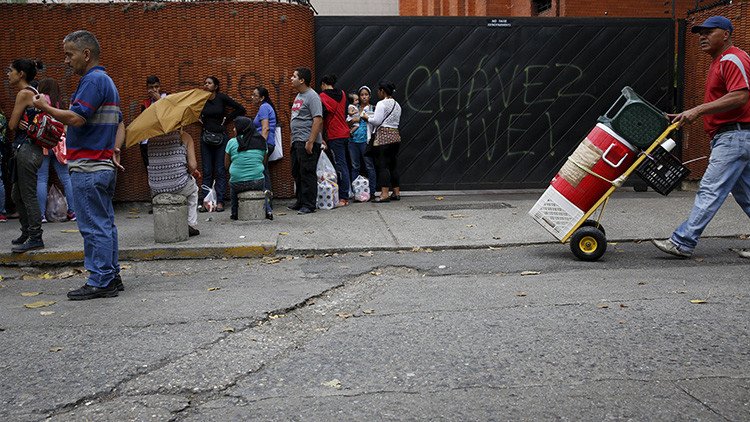 Ciudadanos venezolanos ven en el trueque una alternativa a la crisis económica 