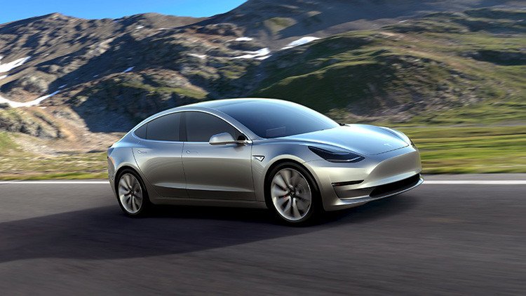 "No hacemos coches lentos": Tesla Motors desvela su veloz y 'barato' vehículo eléctrico (Video)