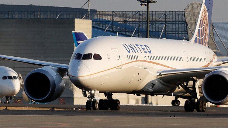 Video: United Airlines expulsa de un avión a una familia por su "aspecto" 