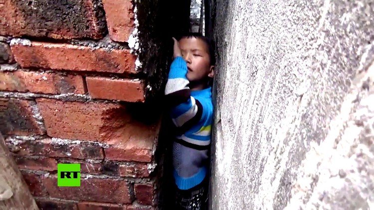 China: El delicado rescate de un niño atrapado entre dos paredes 