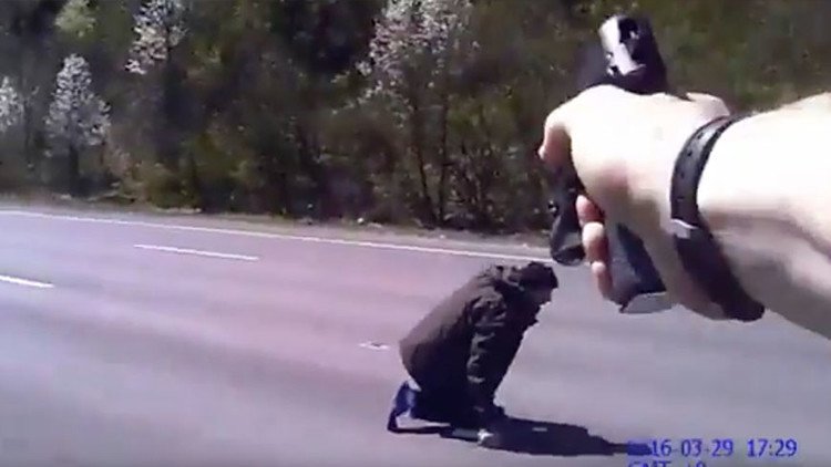 EE.UU.: Una cámara corporal registra en un video el disparo a bocajarro de un policía a un hombre