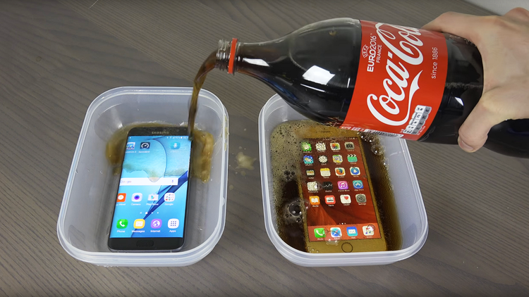 Así quedaron un Samsung S7 Edge y un iPhone 6s tras ser remojados 9 horas en Coca-Cola