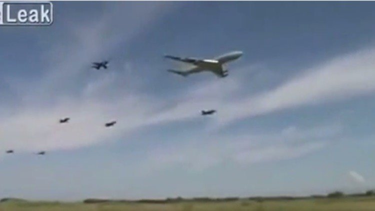 Casi a ras de suelo: Impactante video de un avión de carga escoltado a baja altura