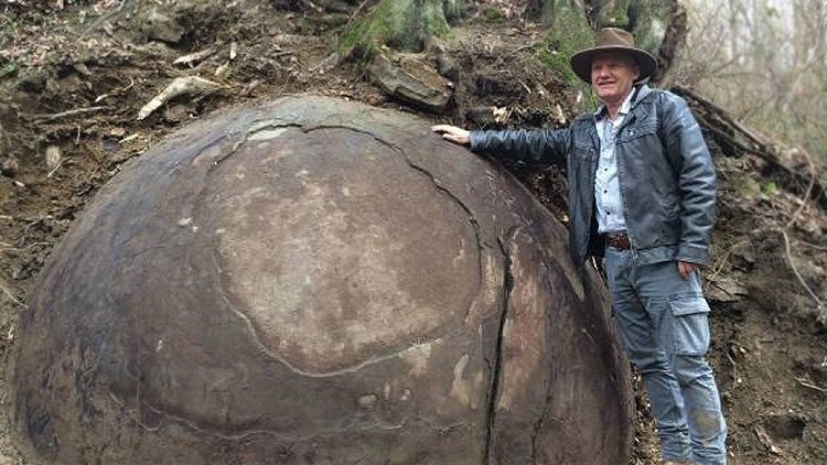 ¿Una civilización perdida?: Descubren una extraña y enorme piedra esférica