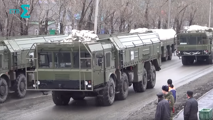 Los temibles misiles Iskanderes recorren las calles de una ciudad rusa