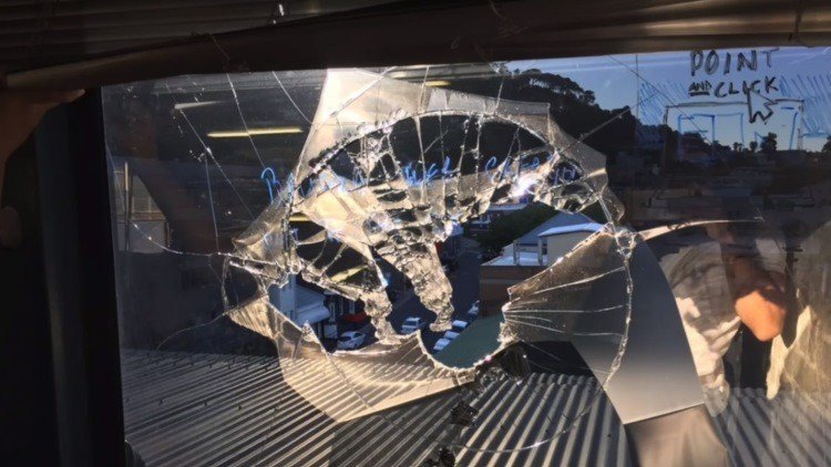 Un dron descontrolado rompe su ventana y casi lo descalabra
