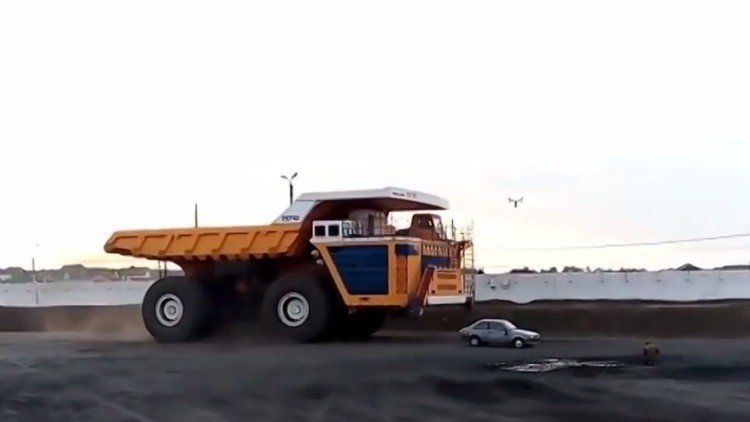 ¿Qué ocurre si un camión minero de 360 toneladas le pase por encima a un coche?