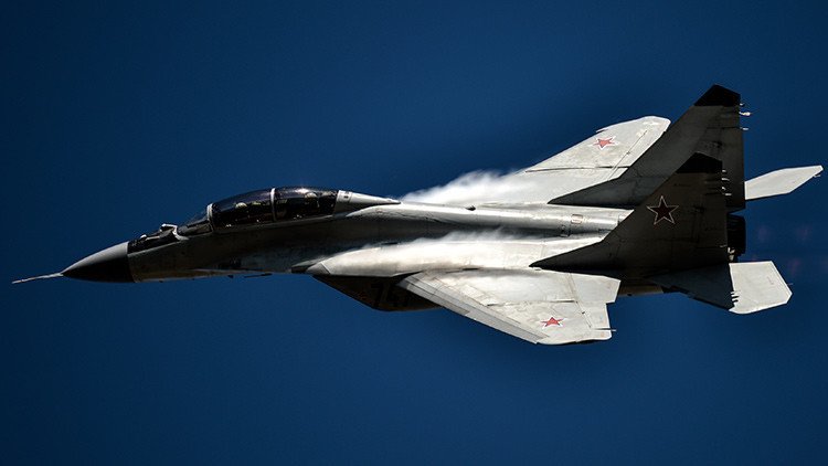 Vista desde cabina: un caza ruso MiG-29 SMT atacando objetivos en tierra (video)