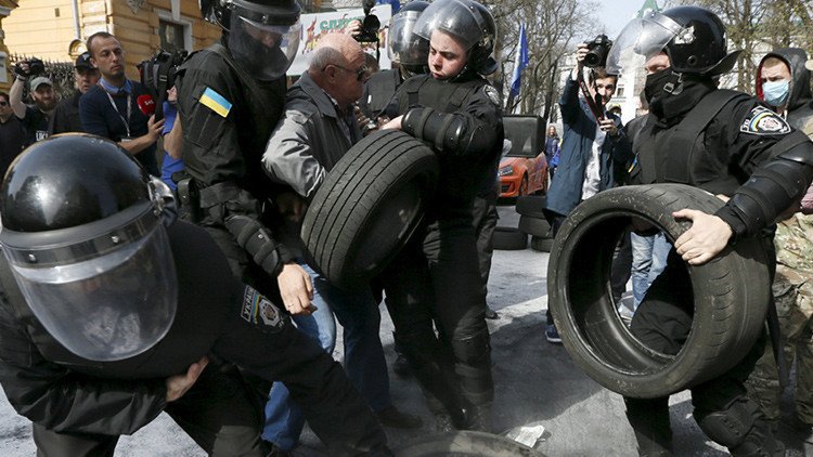 Video: Radicales ucranianos chocan con Policía durante la conmemoración de la Segunda Guerra Mundial