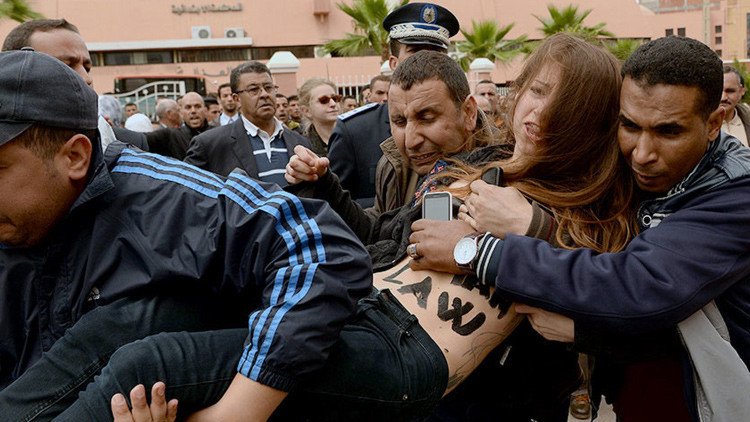 Marruecos deporta a activistas de Femen por protestar en 'topless' (VIDEOS)