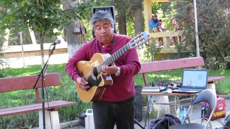 Puro talento: Este músico toca la guitarra en la calle de manera impresionante