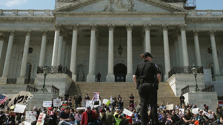 'Primavera de la democracia': Detienen a ancianos durante una protesta en Washington