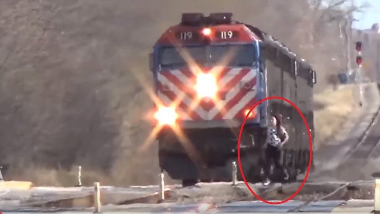 ¿Tan difícil era esperar?: una mujer apenas se salva de ser embestida por un tren