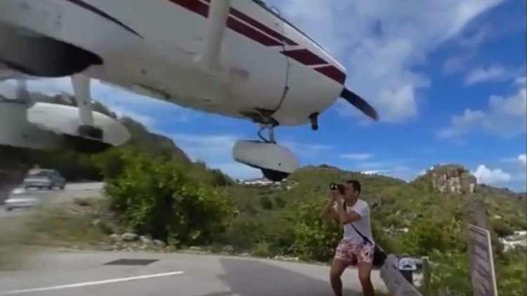 'Rozado por la muerte': Una avioneta casi choca con un turista al aterrizar