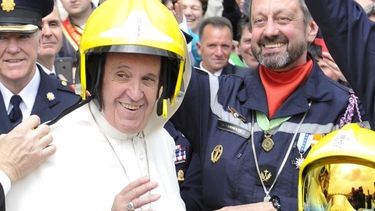 El papa 'se enrola' en un escuadrón de bomberos franceses (Fotos)